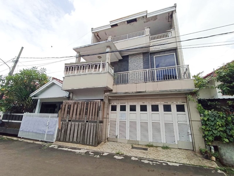 Rumah 3 Lantai, Lokasi Strategis dekat Kampus UIN di Ciputat