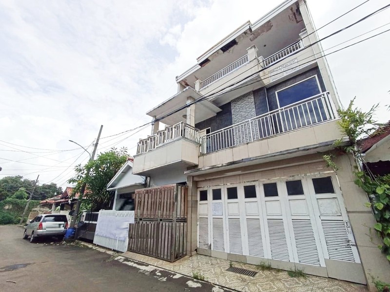 Rumah 3 Lantai, Lokasi Strategis dekat Kampus UIN di Ciputat