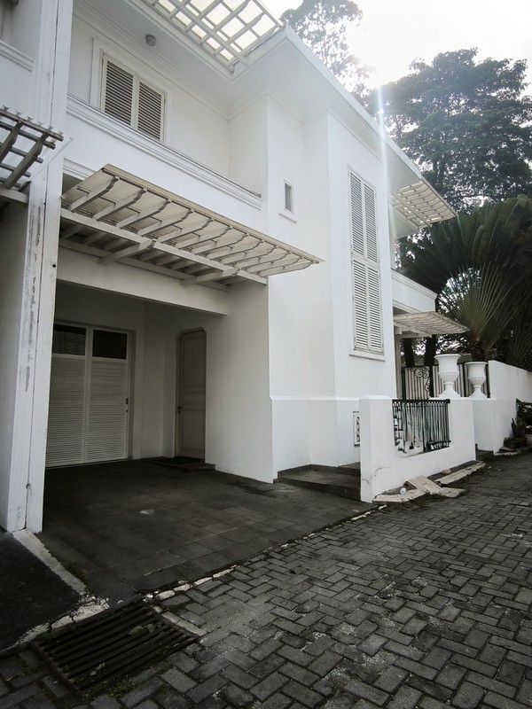 Dijual Hunian Nyaman untuk Keluarga Modern di Kemang Barat - Jakarta Selatan