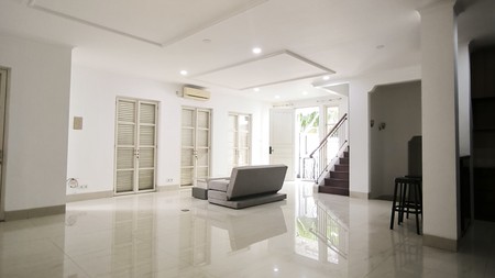 Townhouse mewah di lokasi emas Kemang! - Disewakan!