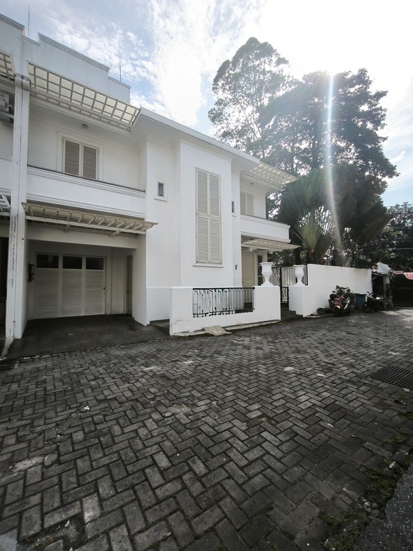 Hunian Nyaman untuk Keluarga Modern di Kemang - Disewakan!