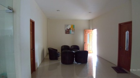 Gedung 3 Lantai Selangkah dari Bintaro dengan Parkir Luas