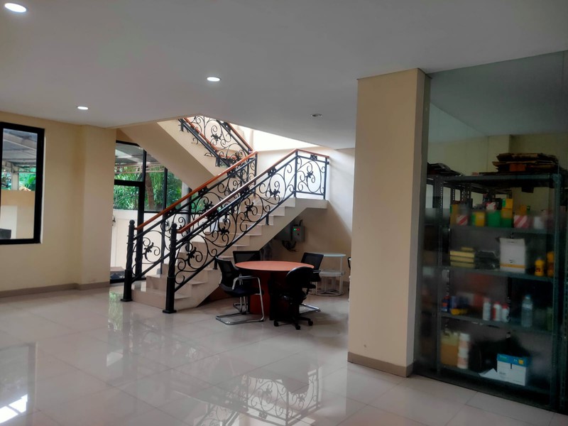 Gedung 3 Lantai Selangkah dari Bintaro dengan Parkir Luas
