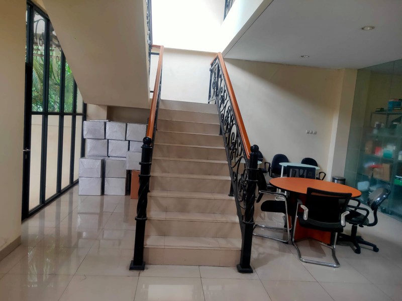 Gedung 3 Lantai Selangkah dari Bintaro dengan Parkir Luas