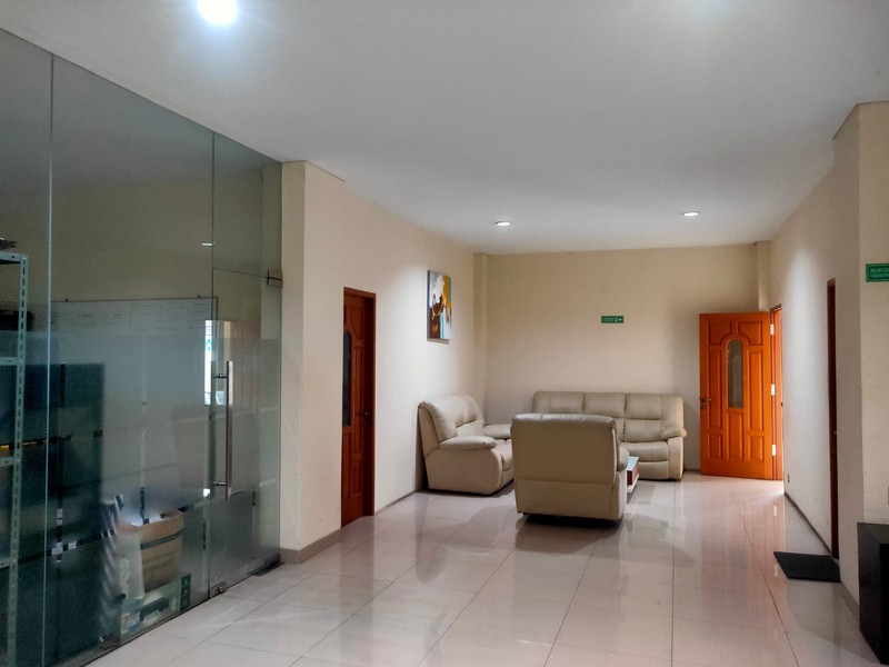 Gedung 3 Lantai Selangkah dari Bintaro dengan Parkir Luas