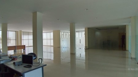 Gedung 3 Lantai dengan area Parkir Luas di Bintaro Tangerang Selatan