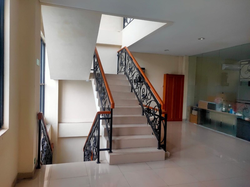 Gedung 3 Lantai Siap Huni, Parkir Luas Dekat Bintaro