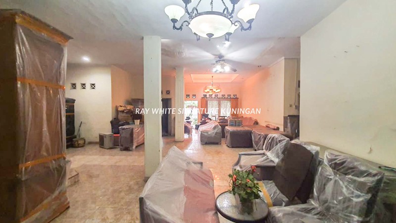 Rumah Asri 2 Lantai Lokasi Strategis di Tebet Barat Dalam 