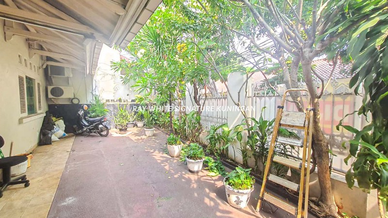Rumah Asri 2 Lantai Lokasi Strategis di Tebet Barat Dalam 