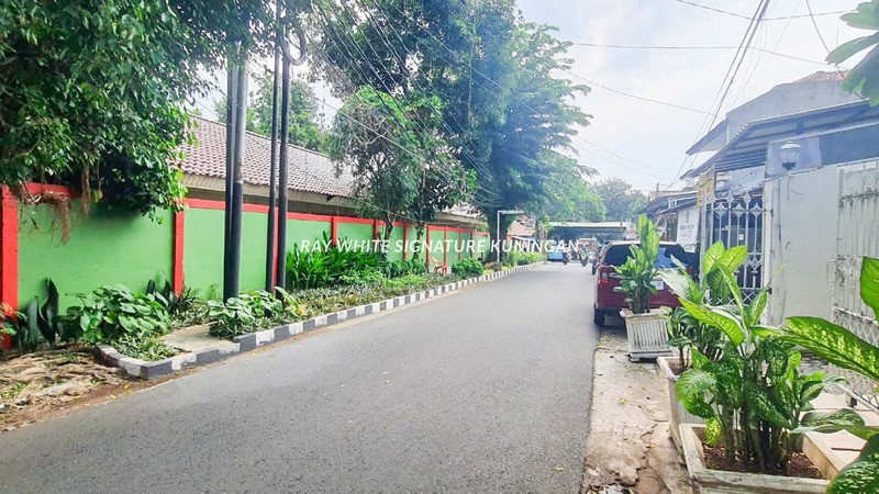 Rumah Asri 2 Lantai Lokasi Strategis di Tebet Barat Dalam 