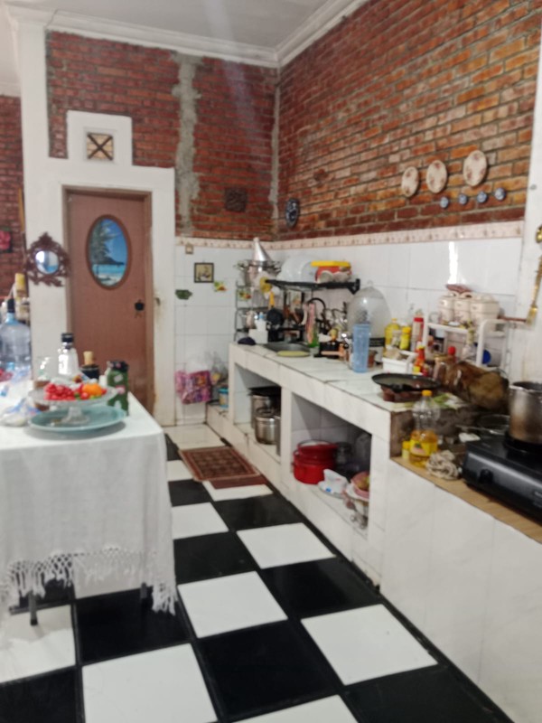 Rumah Hitung Tanah Luas 650 m2 dan Bangunan 240 m2 dengan Lokasi Strategis @Pondok Aren, Tangerang Selatan