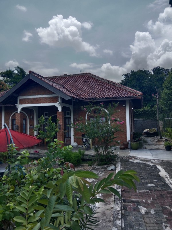 Rumah Hitung Tanah Luas 650 m2 dan Bangunan 240 m2 dengan Lokasi Strategis @Pondok Aren, Tangerang Selatan