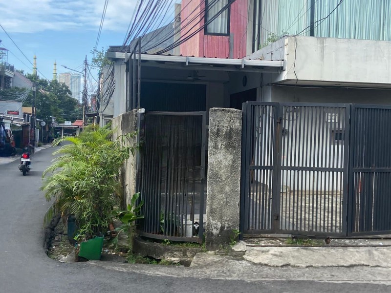 Dijual Rumah Tinggal Posisi Hoek Lokasi Cocok Untuk Kost-kostan Dan Usaha Di Daerah Kebayoran Lama, Jakarta Selatan