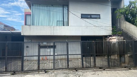 Dijual Rumah Tinggal Posisi Hoek Lokasi Cocok Untuk Kost-kostan Dan Usaha Di Daerah Kebayoran Lama, Jakarta Selatan