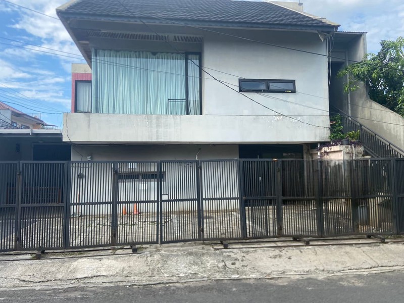 Dijual Rumah Tinggal Posisi Hoek Lokasi Cocok Untuk Kost-kostan Dan Usaha Di Daerah Kebayoran Lama, Jakarta Selatan