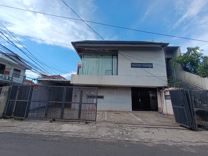 Dijual Rumah Tinggal Posisi Hoek Lokasi Cocok Untuk Kost-kostan Dan Usaha Di Daerah Kebayoran Lama, Jakarta Selatan