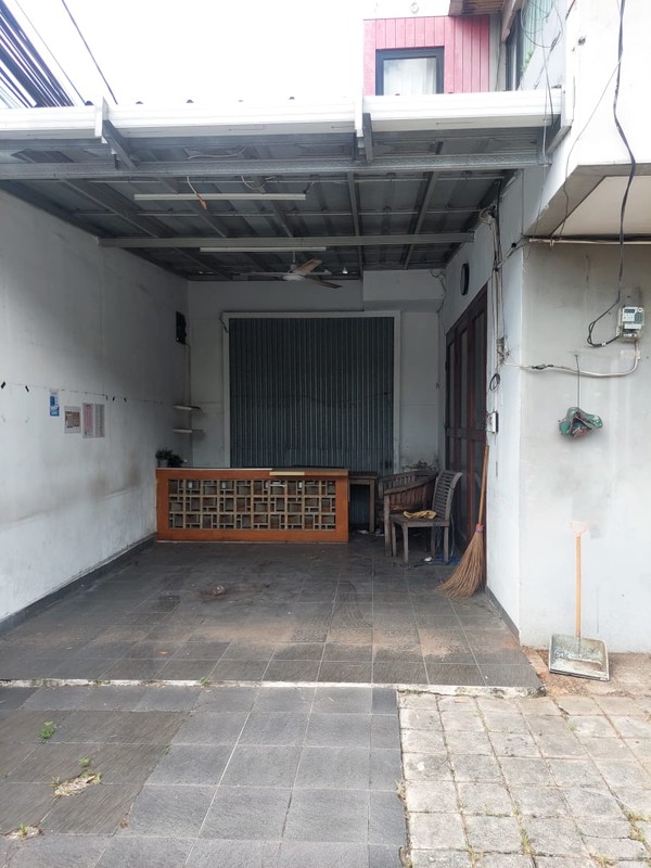 Dijual Rumah Tinggal Posisi Hoek Lokasi Cocok Untuk Kost-kostan Dan Usaha Di Daerah Kebayoran Lama, Jakarta Selatan