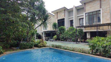 Rumah Langka di Foresta BSD, Depan  kolam renang Cluster