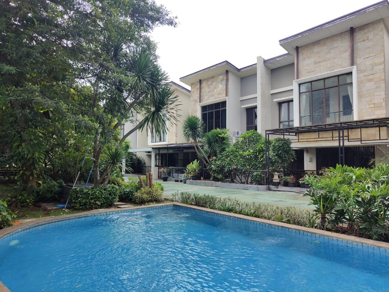 Rumah Langka di Foresta BSD, Depan  kolam renang Cluster