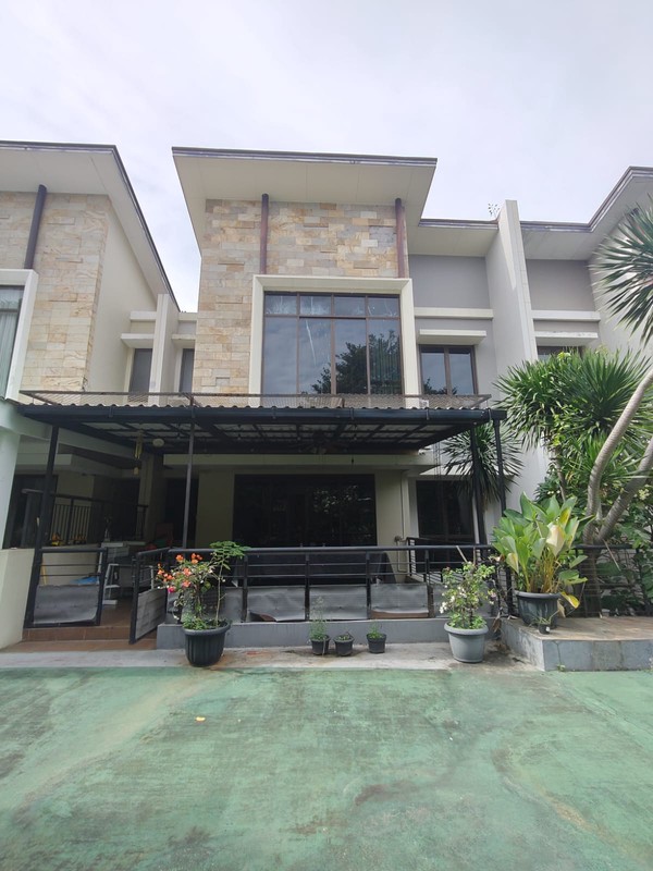 Rumah Langka di Foresta BSD, Depan  kolam renang Cluster