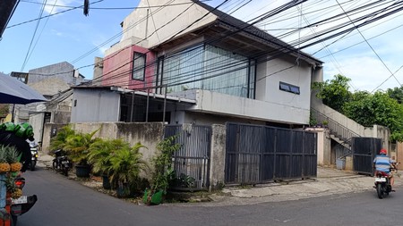 Dijual Rumah Tinggal Posisi Hoek Lokasi Cocok Untuk Kost-kostan Dan Usaha Di Daerah Kebayoran Lama, Jakarta Selatan