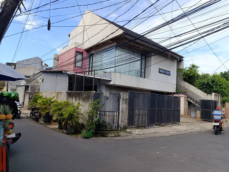 Dijual Rumah Tinggal Posisi Hoek Lokasi Cocok Untuk Kost-kostan Dan Usaha Di Daerah Kebayoran Lama, Jakarta Selatan