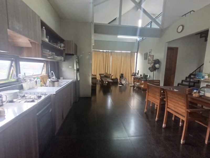 Dijual Rumah Tinggal Posisi Hoek Lokasi Cocok Untuk Kost-kostan Dan Usaha Di Daerah Kebayoran Lama, Jakarta Selatan