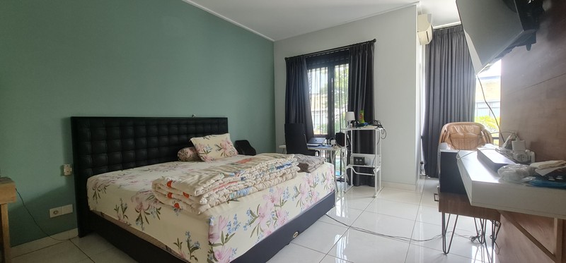 Rumah Langka di Foresta BSD, Depan  kolam renang Cluster