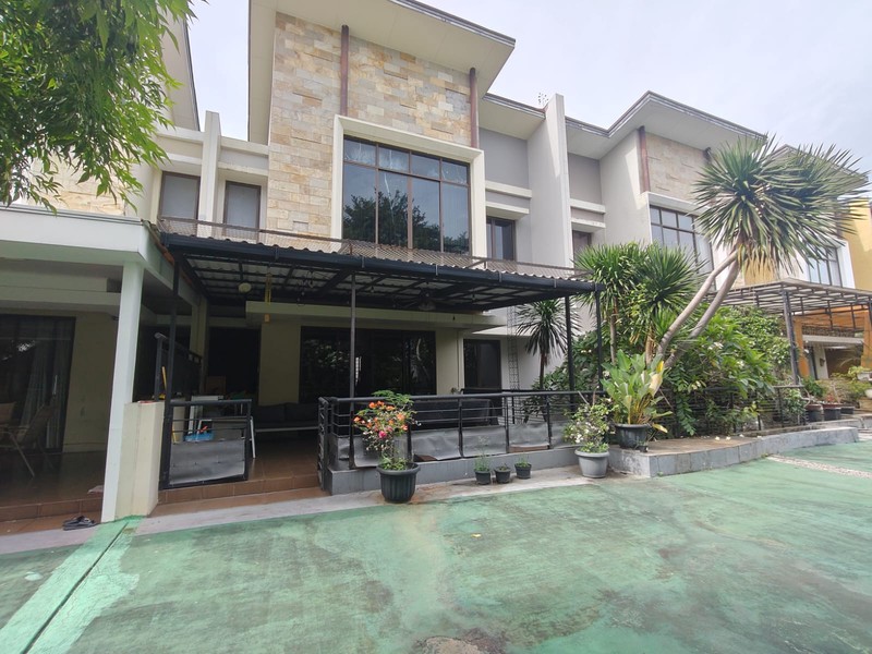 Rumah Langka di Foresta BSD, Depan  kolam renang Cluster