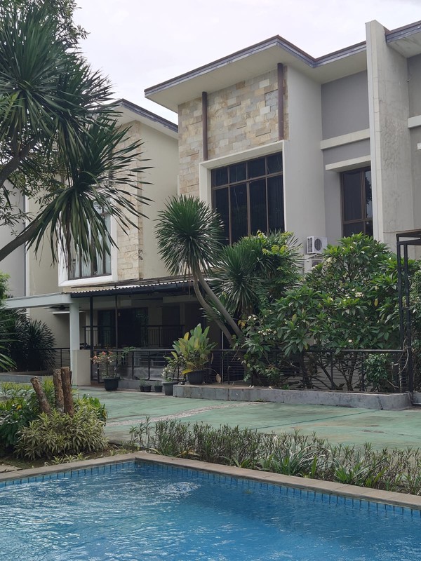 Rumah Langka di Foresta BSD, Depan  kolam renang Cluster