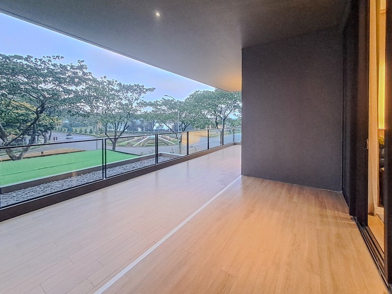 Rumah Mewah Botanic Villa Navapark BSD City view ke Botanic Park