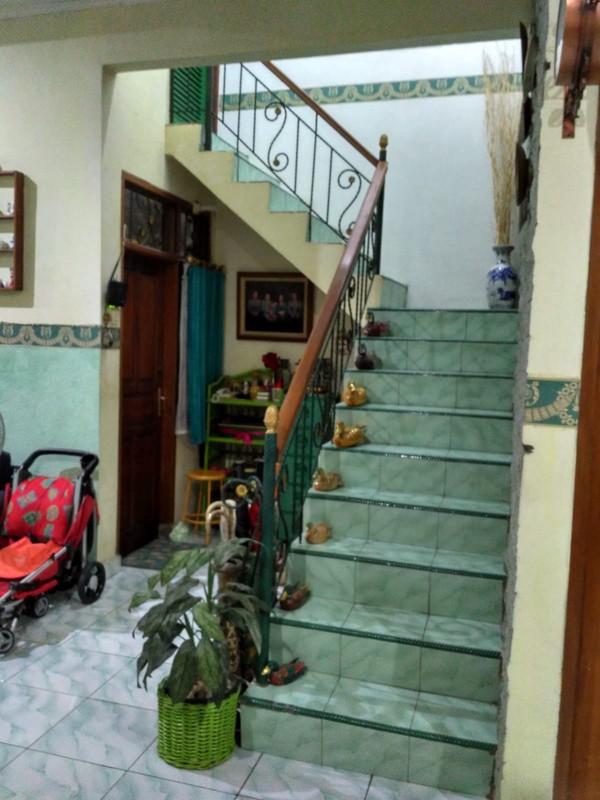 Rumah 2 Lantai, luas, lokasi strategis di Mampang