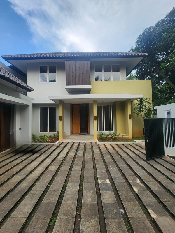 Rumah Kemang 2 Lantai dengan Swimming Pool