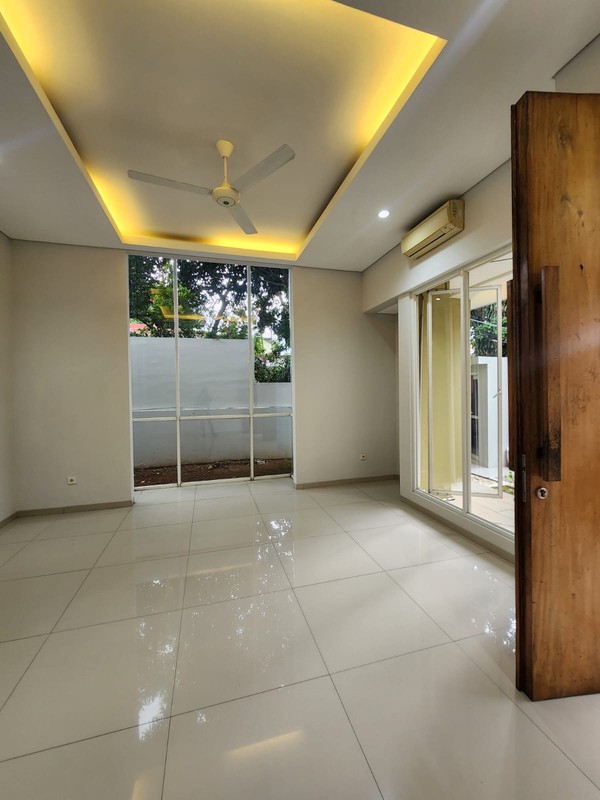 Rumah Kemang 2 Lantai dengan Swimming Pool