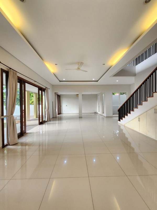 Rumah Kemang 2 Lantai dengan Swimming Pool