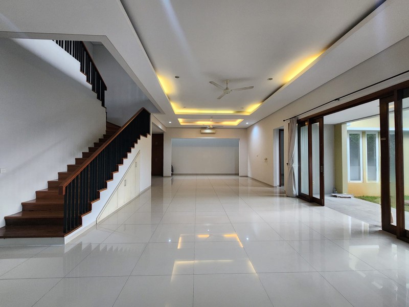 Rumah Kemang 2 Lantai dengan Swimming Pool