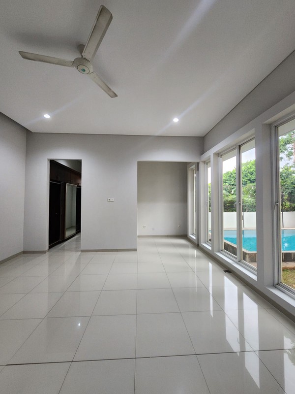 Rumah Kemang 2 Lantai dengan Swimming Pool