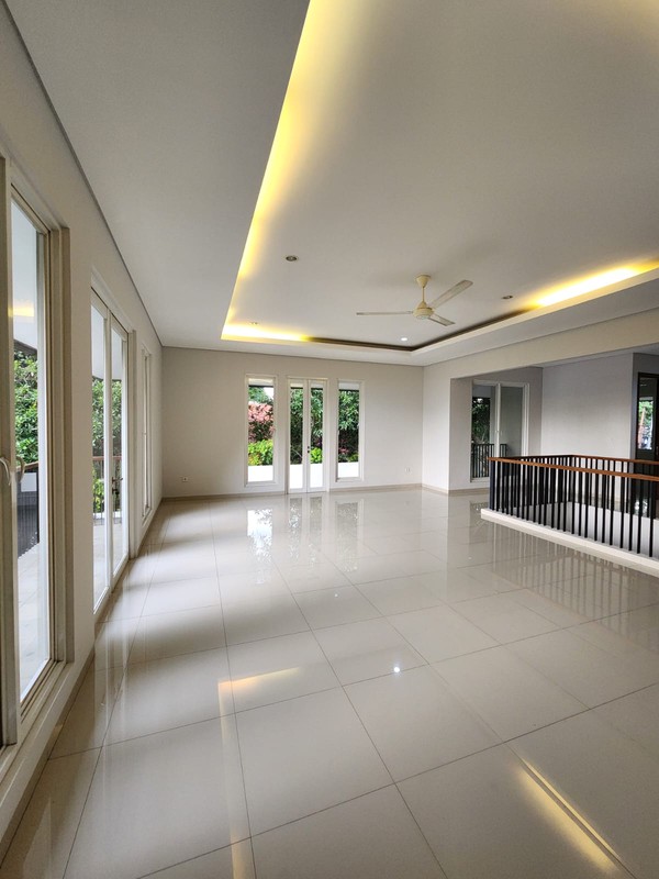 Rumah Kemang 2 Lantai dengan Swimming Pool