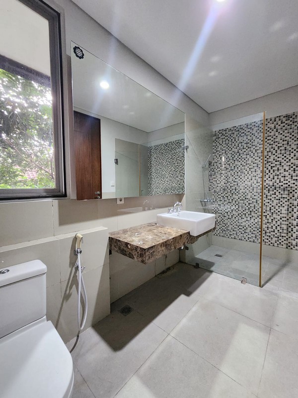 Rumah Kemang 2 Lantai dengan Swimming Pool