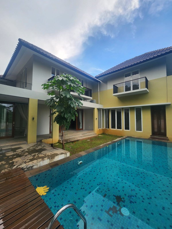 Rumah Kemang 2 Lantai dengan Swimming Pool