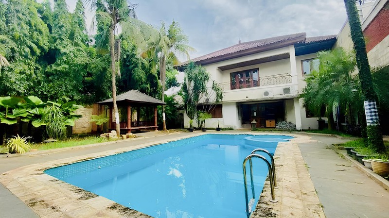 Rumah Mewah Suasana Resort Bali di Bintaro Jakarta Selatan