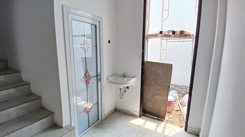 7 Unit Ruko Baru di Surabaya Barat, Area Parkir Luas & Fasilitas Lengkap - Sewa Minimal 2 Tahun