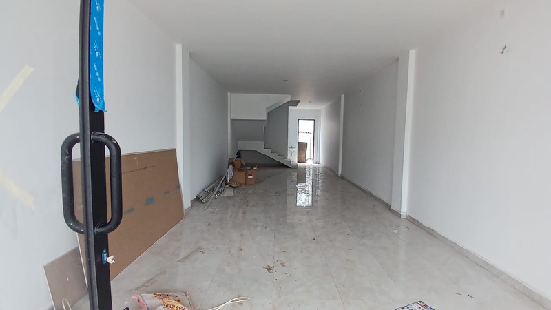 Ruko 4 Lantai dengan Halaman Belakang dan Listrik 2200 Watt di Surabaya Barat - Ideal untuk Usaha & Kantor