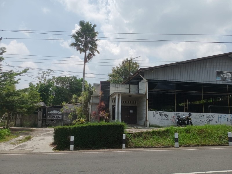 Tanah + Bangunan Eksklusif di Pinggir Jalan Utama Magelang - Sangat Ideal untuk Gudang/Pabrik