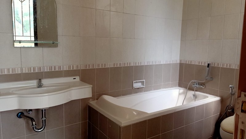 Rumah depan taman Grand Wisata , Tambun - Bekasi