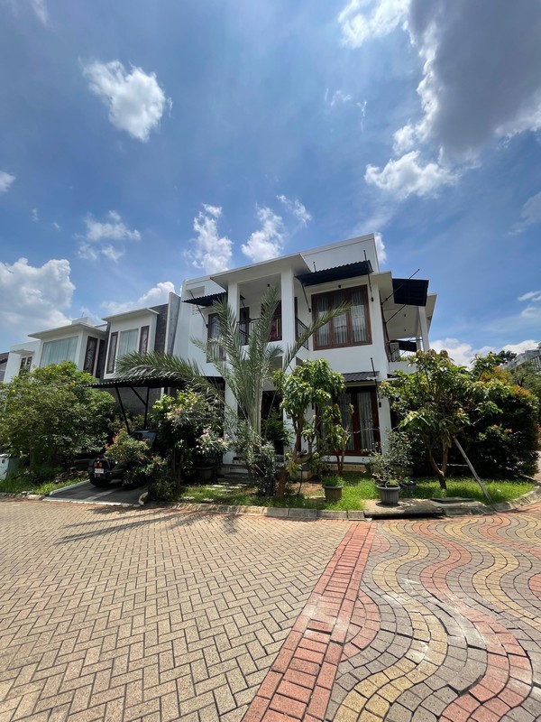 Rumah Bagus, Strategis, Mewah, bangunan Baru dan perabotan  