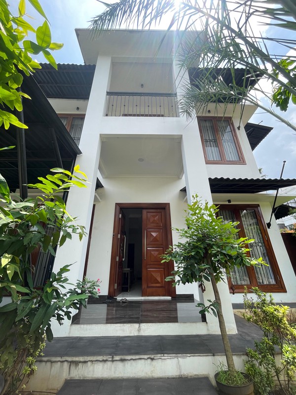 Rumah Bagus, Strategis, Mewah, bangunan Baru dan perabotan  