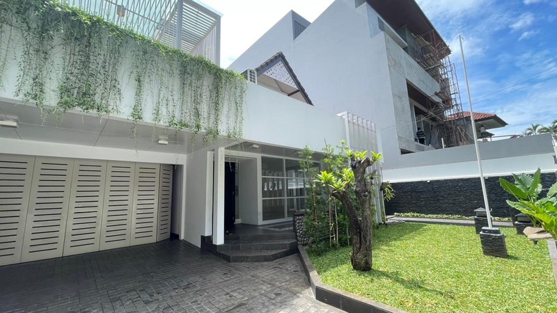 DISEWAKAN RUMAH MINIMALIST SIAP HUNI DI JALAN SEKOLAH DUTA PONDOK INDAH