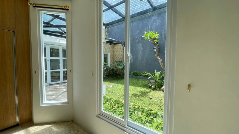 DISEWAKAN RUMAH MINIMALIST SIAP HUNI DI JALAN SEKOLAH DUTA PONDOK INDAH