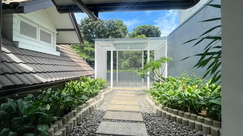 DISEWAKAN RUMAH MINIMALIST SIAP HUNI DI JALAN SEKOLAH DUTA PONDOK INDAH